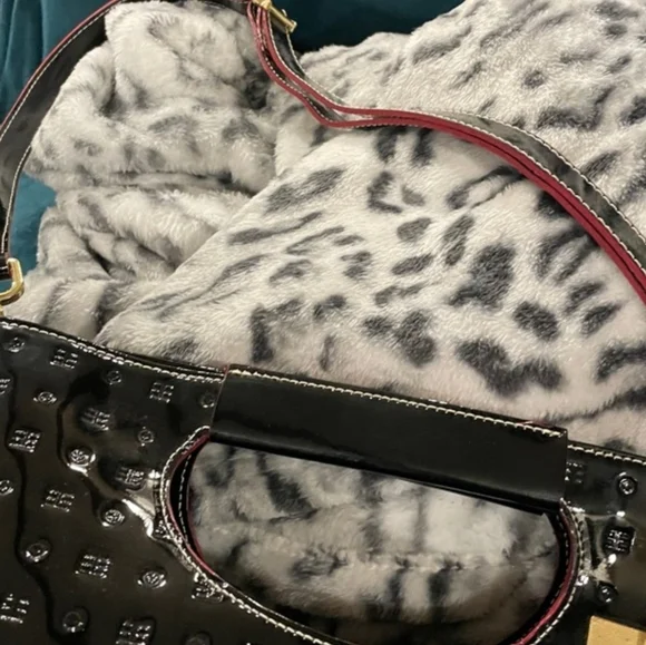 Elegant ARCADIA Black Patent Leather Tote Bag W/ CUT OUT HANDLES - Picture 3 of 4